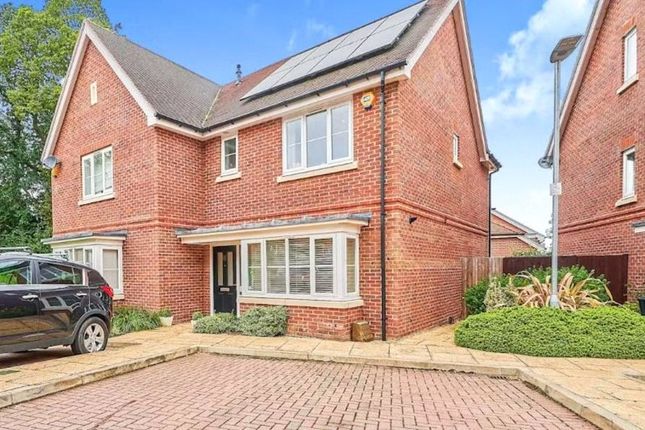Lowther Close, Chertsey, KT16 3 bed semi