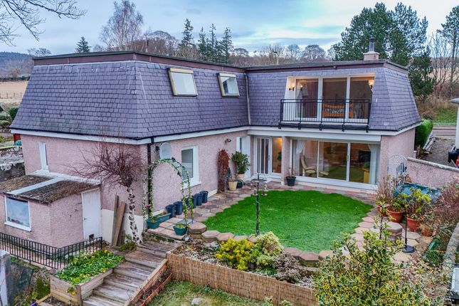 5 bed detached house