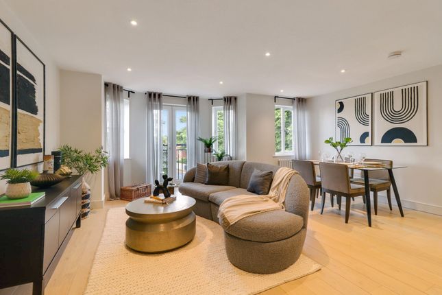 16 Oakwood Grange, 26 Oatlands Chase... 3 bed apartment for sale