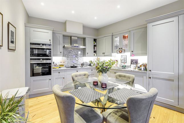 Kings Drive, Midhurst, West Sussex, GU29 2 bed flat for sale