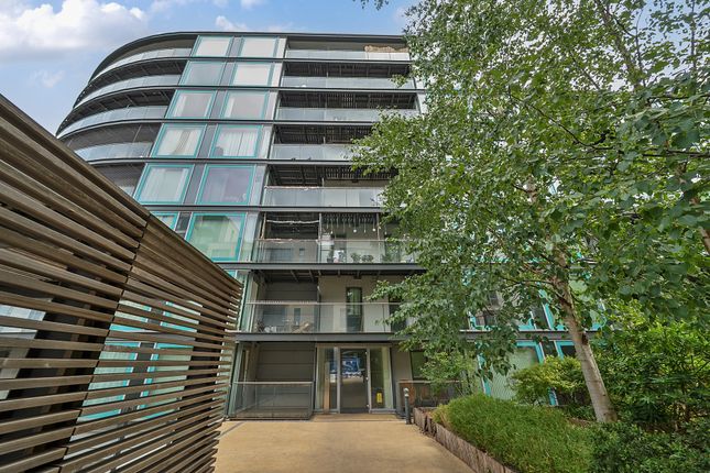 Old Station Approach, Hayes, UB3 2 bed flat for sale