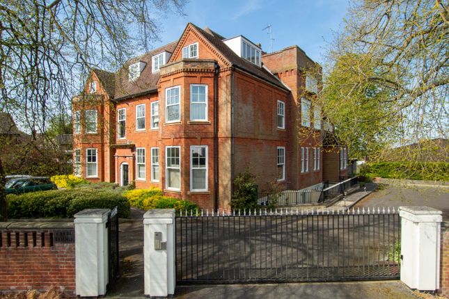 Falmouth Avenue, Newmarket, Suffolk, CB8 3 bed apartment for sale