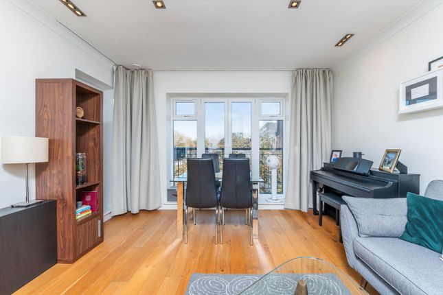 Island Row, Limehouse Basin, London, E14 3 bed apartment for sale