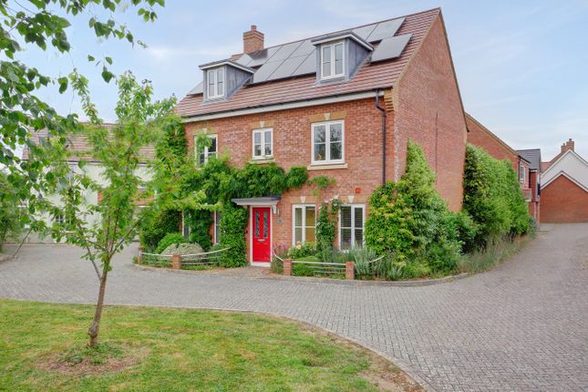 6 bed detached house