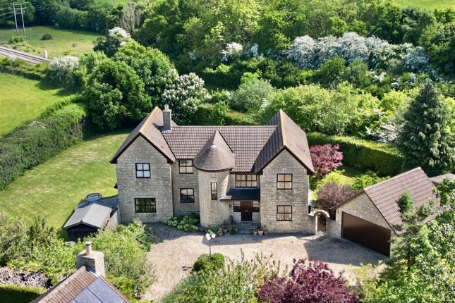 5 bed detached house
