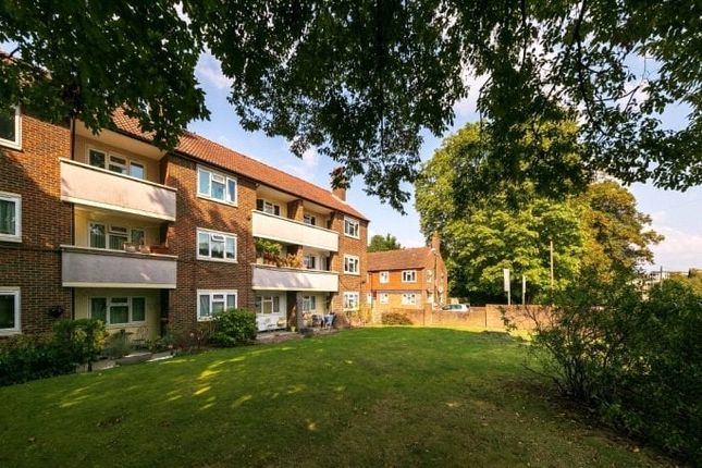 Brick Farm Close, Kew, Surrey, TW9 1 bed apartment for sale