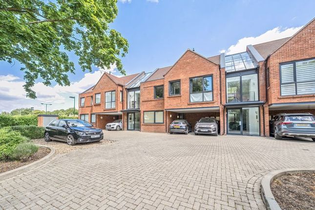 3 bedroom flat for sale