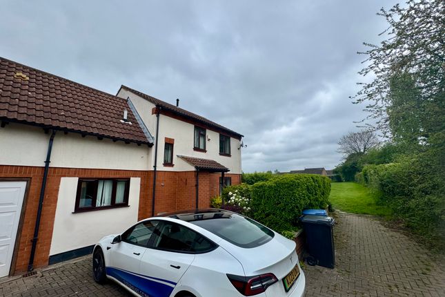 3 bed link detached house