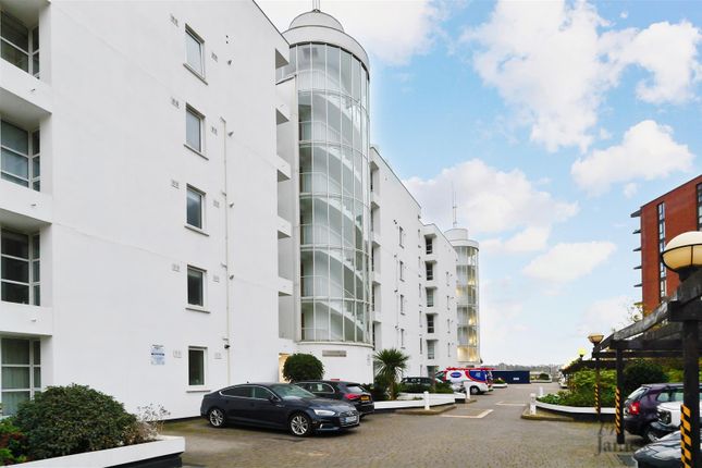 Barrier Point Road, London, E16 2 bed apartment for sale