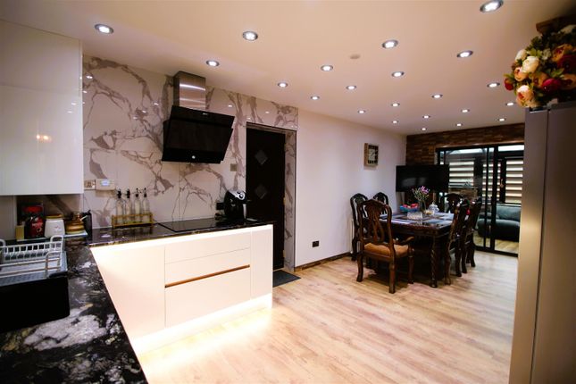 Cambrian Bar, Bradford BD12 4 bed detached house for sale