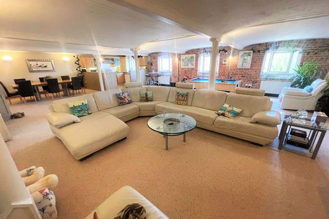 3 bedroom flat for sale
