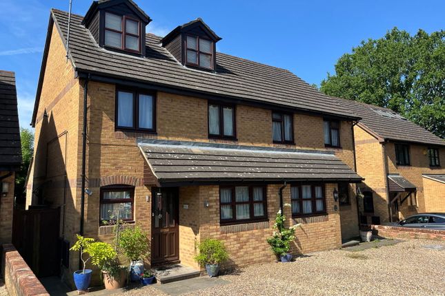 Oak Tree Close, Abbots Langley WD5 4 bed semi