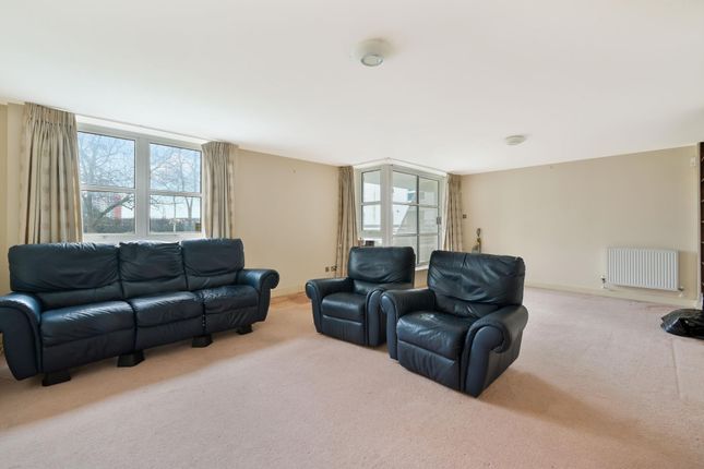 Barrier Point Road, London, E16 2 bed apartment for sale