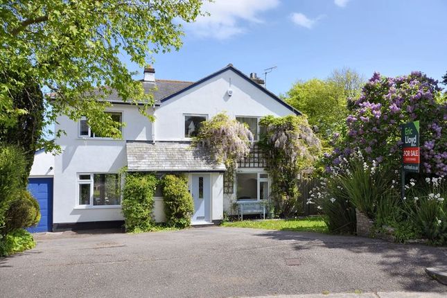 5 bed detached house