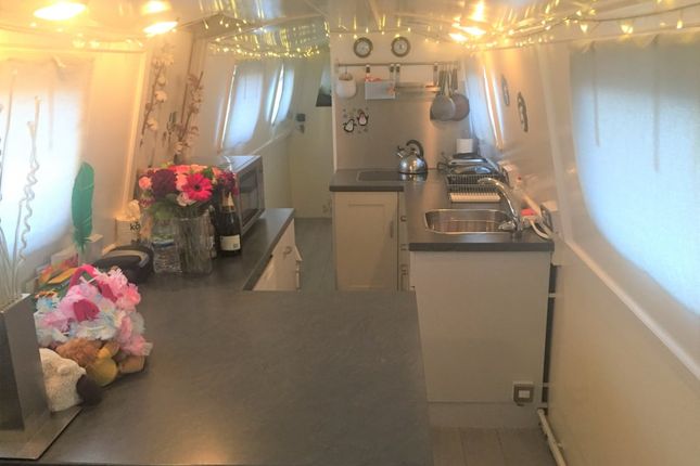 Ice Wharf Marina, Kings Cross... 1 bed houseboat for sale