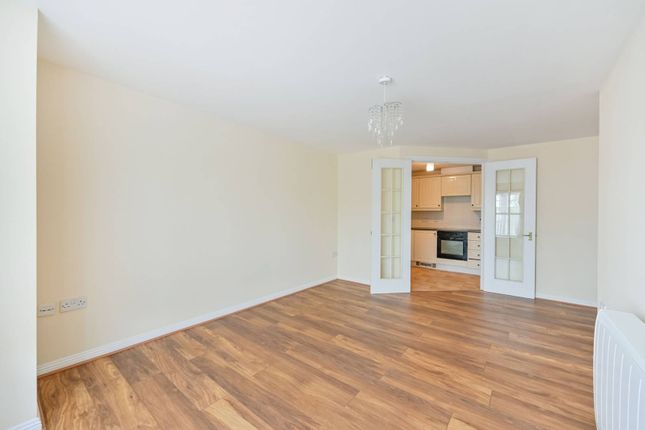 Newcombe Gardens, Hounslow, TW4 2 bed flat for sale