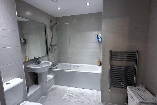 Hitherwood Court, 28 Charcot Rod... 2 bed apartment for sale