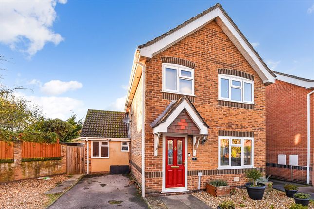 Kew Walk, Andover 3 bed link detached house for sale