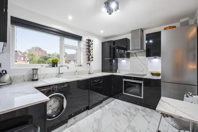 St. Martins Avenue, Epsom KT18 2 bed flat for sale
