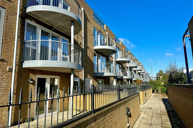 Almansa Way, Lymington, Hampshire, SO41 2 bed apartment for sale