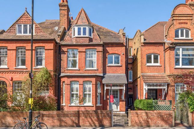 Acton Lane, Chiswick, London, W4 2 bed flat for sale