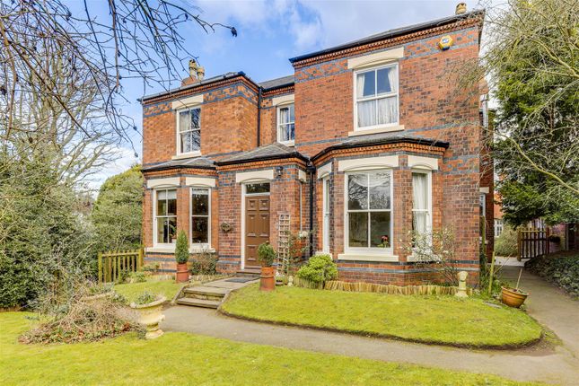 5 bed detached house