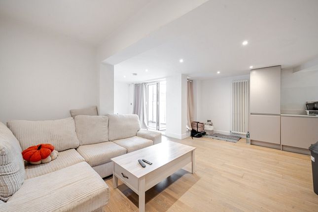 24 Station Approach, Tadworth... 2 bed flat for sale