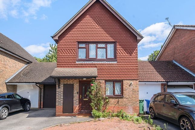Juniper Road,  Farnborough, GU14 3 bed link detached house for sale