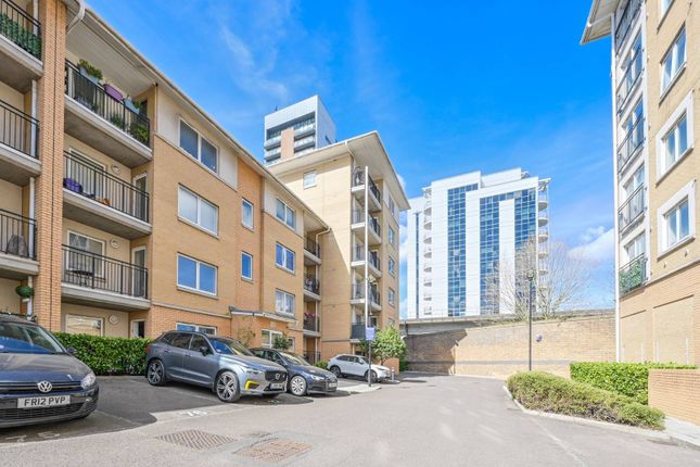 Sail Court, Docklands, London, E14 2 bed flat for sale