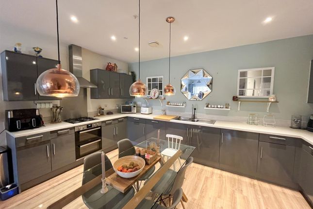 5 bedroom semi-detached house for sale