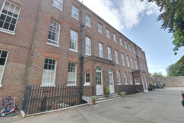 3 bedroom flat for sale