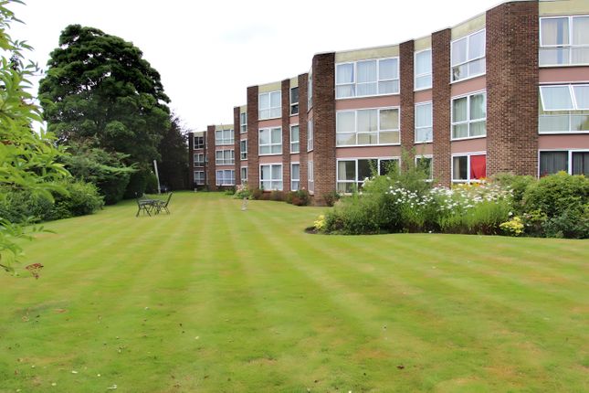Parkside Court, Weybridge, Surrey, KT13 2 bed apartment for sale