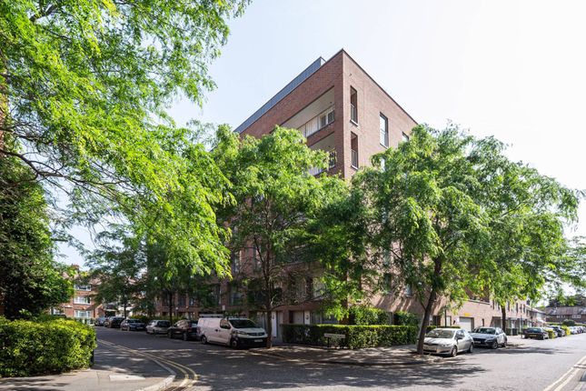 Hammersley Road, Canning Town... 2 bed flat for sale