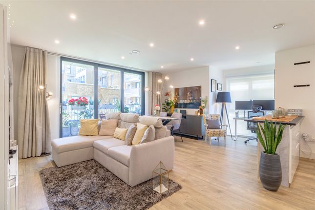 Fairfield Avenue, Surrey TW18 2 bed flat for sale