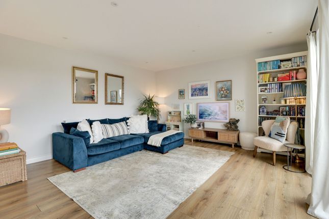 Littleworth Road, Esher, KT10 2 bed flat for sale