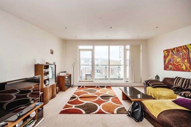 3 bedroom flat for sale