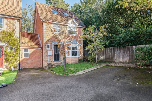 4 bed link detached house