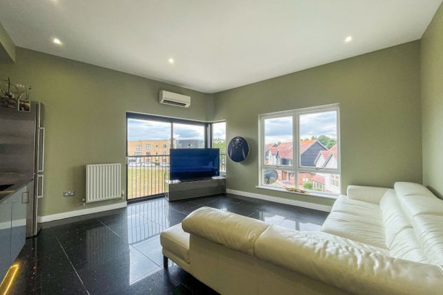 Southfields Green, Gravesend, Kent, DA11 2 bed apartment for sale