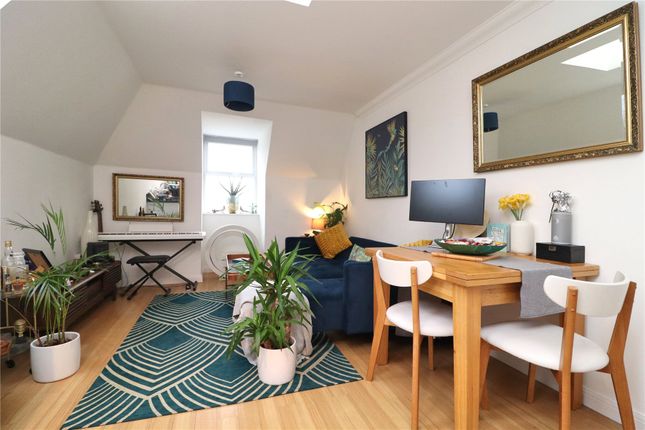 Constitution Hill, Surrey GU22 2 bed flat for sale
