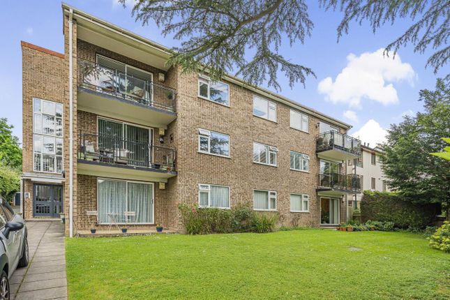Albemarle Road, Beckenham, Kent, BR3 2 bed flat for sale