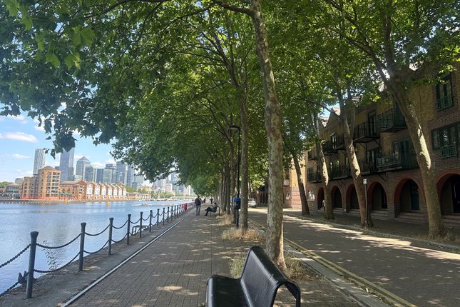 Greenland Quay, London, SE16 4 bed terraced house for sale