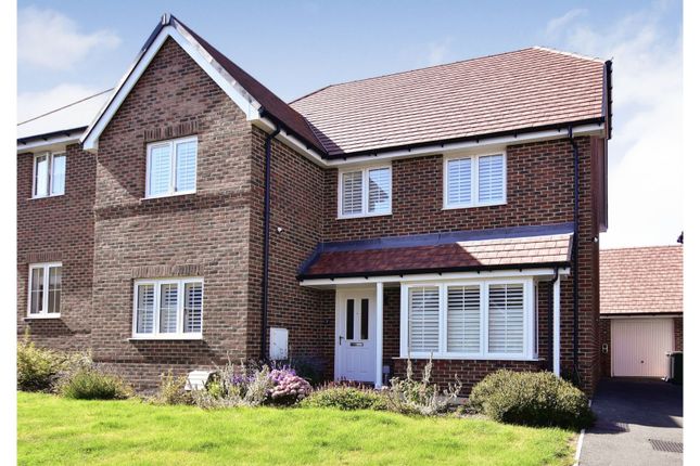 5 bed detached house