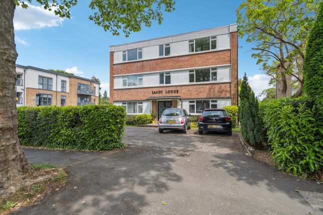 The Avenue, Hatch End, Pinner HA5 2 bed ground floor flat for sale