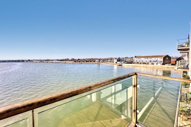 Waterside Marina, Brightlingsea... 2 bed apartment for sale