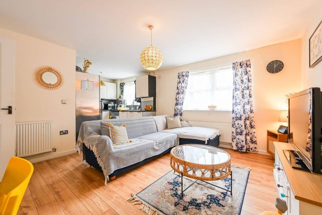 Gilson Place, Muswell Hill, London, N10 2 bed flat for sale