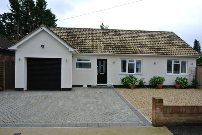 Green Lane, Staines TW18 4 bed detached bungalow for sale