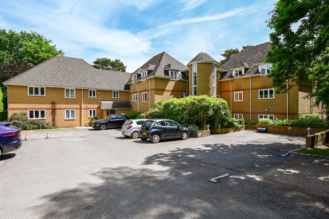 Pine Avenue, Camberley, Surrey, GU15 2 bed flat for sale