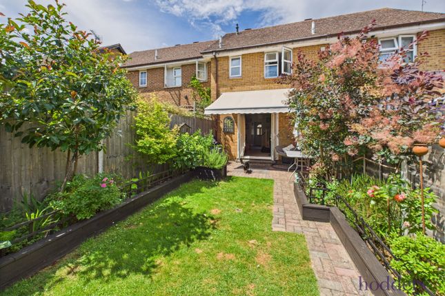 Warwick Deeping, Ottershaw, Surrey, KT16 2 bed terraced house for sale
