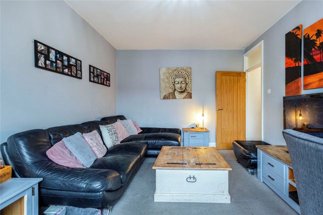 Station Road, Addlestone KT15 2 bed flat for sale