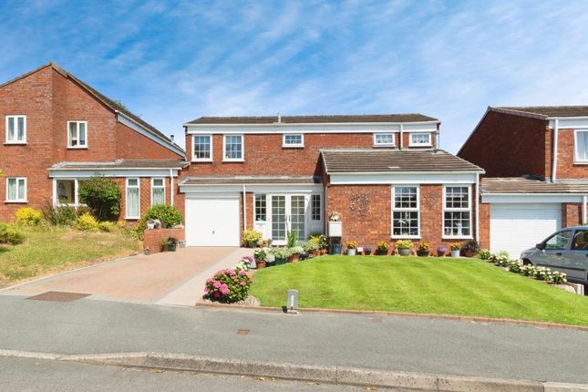 3 bed link detached house